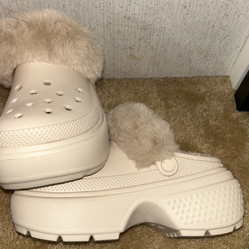 CROCS Cream Fuzzy Lined Clogs - Picture 2 of 3